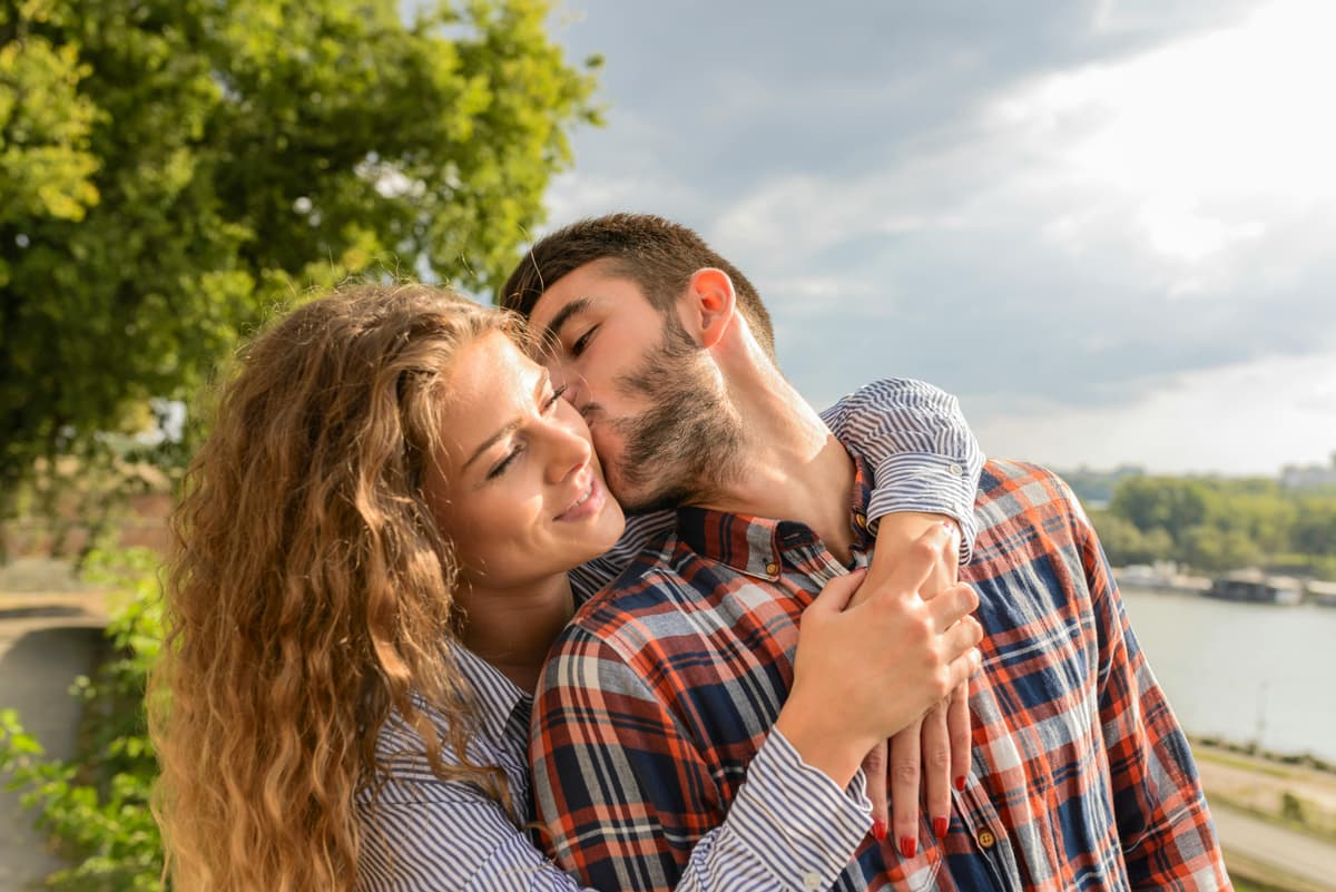 Couple heureux et complice en pleine nature